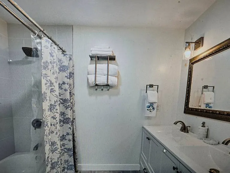 2070 E Dauphin St — Photo 12