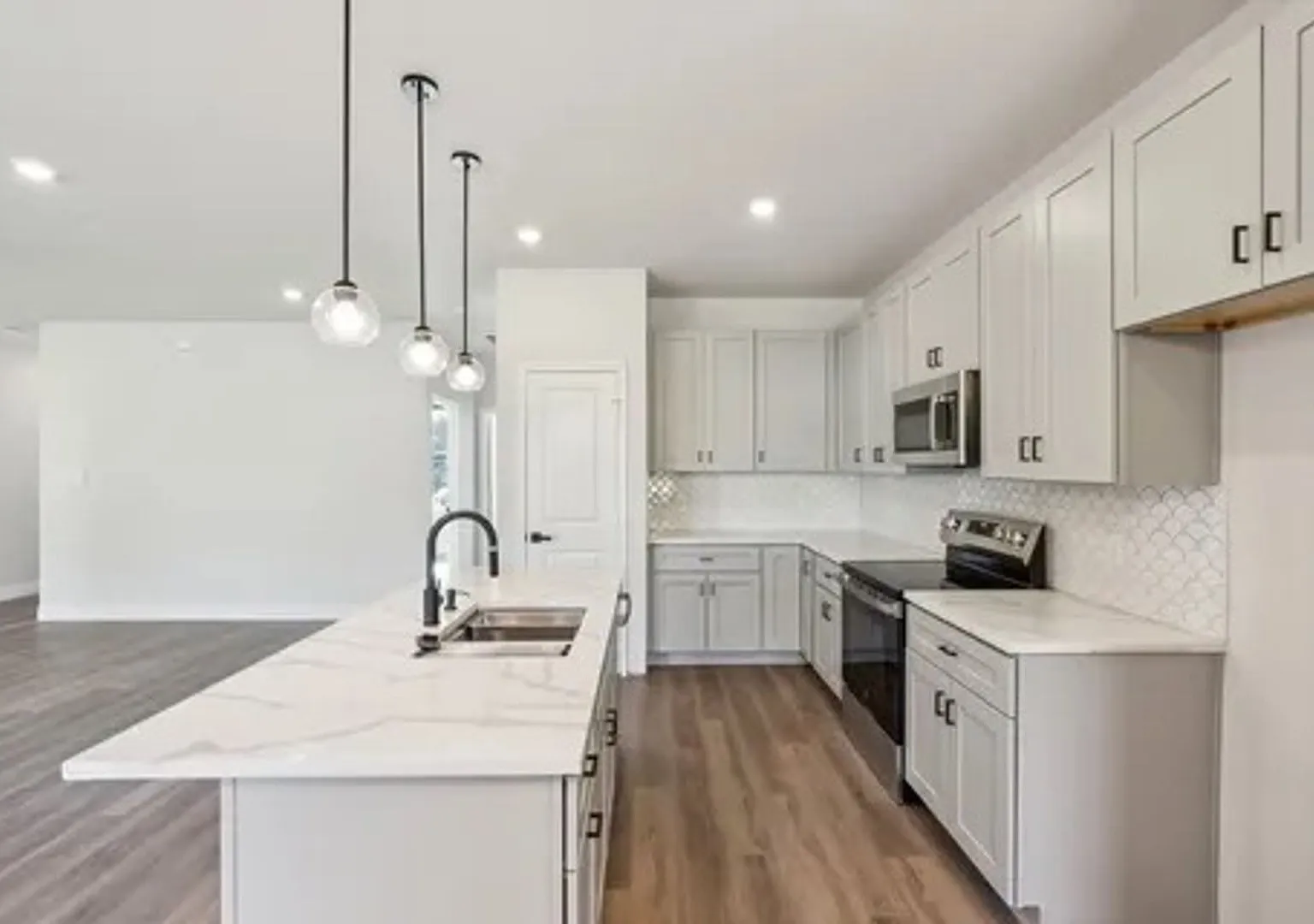 Coming Soon! Beautiful 4/2/2 Lots Of Amenities — Photo 3