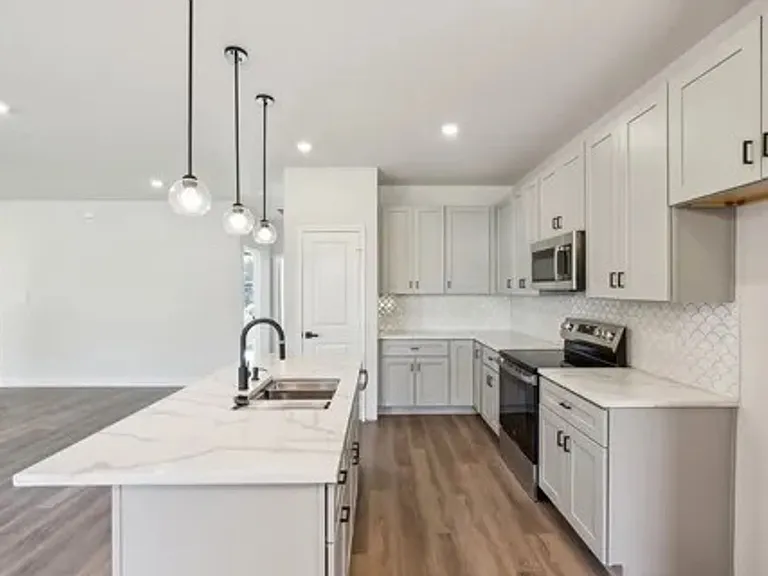 5713 Stonegate Cir — Photo 3