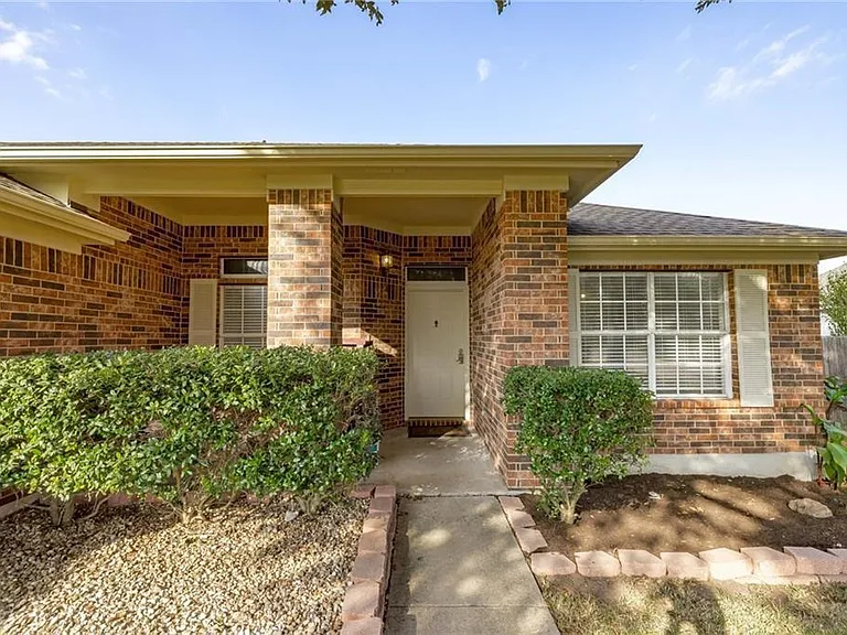 2623 Goldfinch Dr — Photo 1
