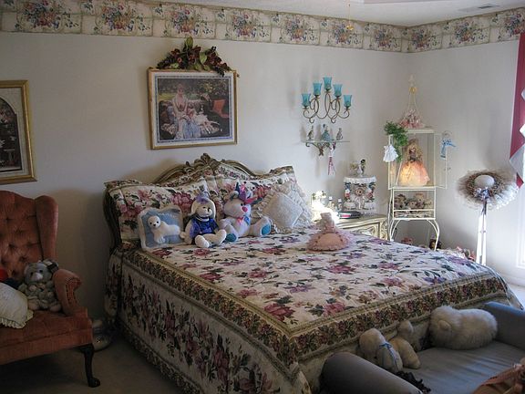 HUGE DOWNSTAIRS MASTER!!