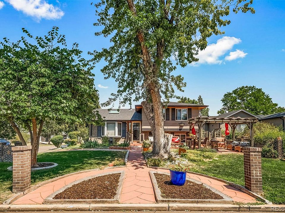 1st image of 1590 Roslyn Street