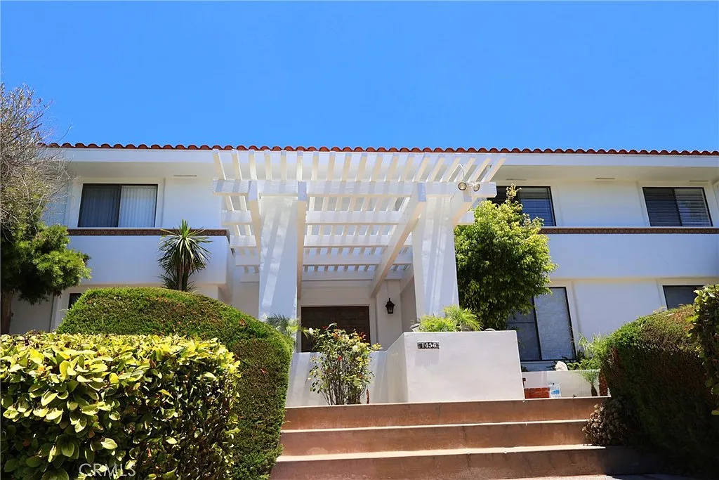5 bed, 4.5 bath, 4956 sqft, $10,000 — Photo 1