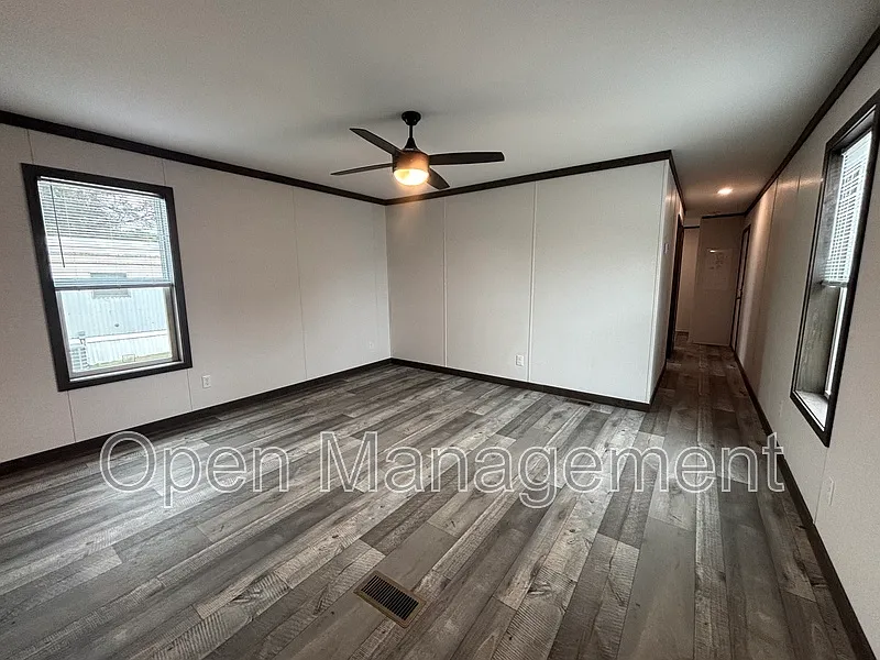 3 bed, 2.0 bath, 1056 sqft, $1,279 — Photo 2