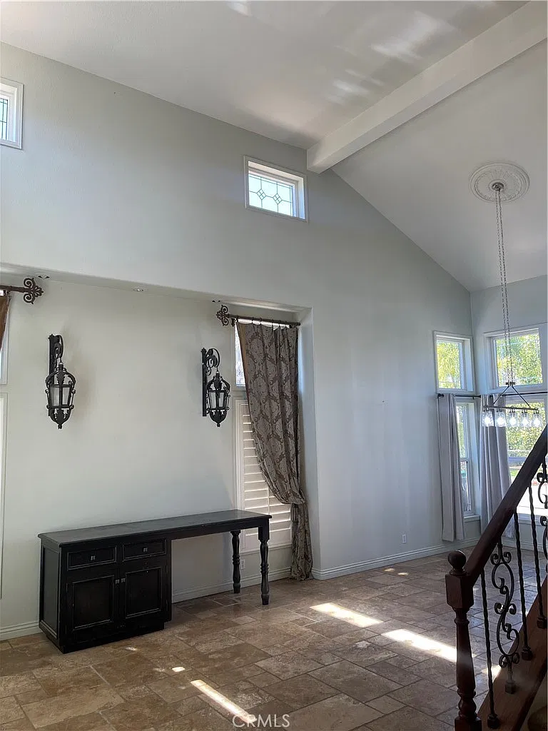 5 bed, 2650 sqft, $4,400 — Photo 4