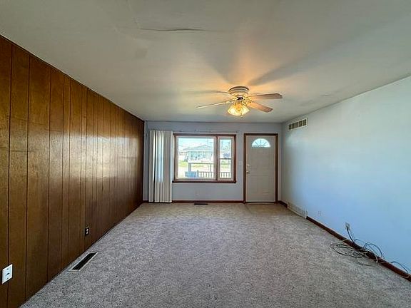 5th image of 606 E 15th St