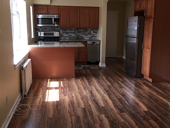3rd image of 40 Glenwood Ave #305