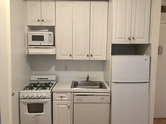 Rented by Avenues Real Estate | media 9