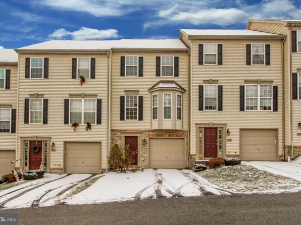 2718 Hunt Club Dr, York, PA 17402