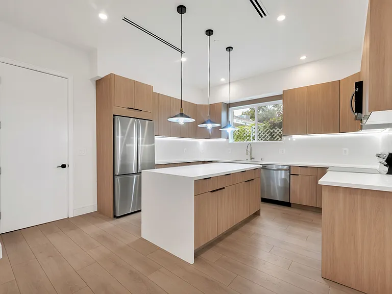 16510 San Fernando Mission Blvd — Photo 15
