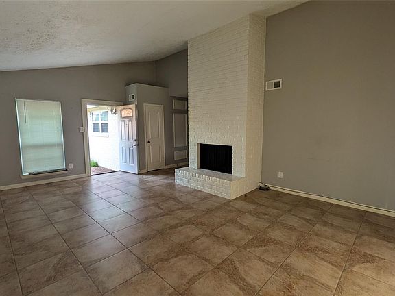 4th image of 8314 Beechnut St