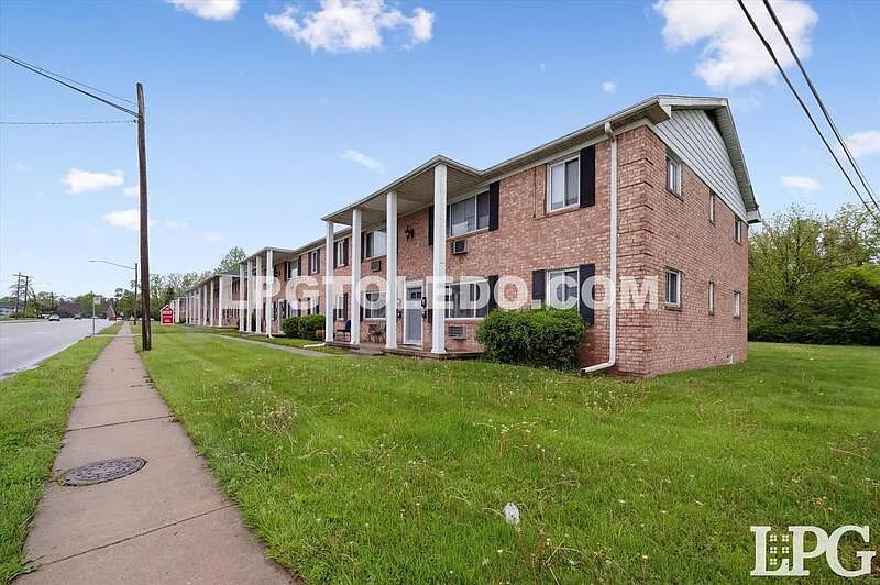 2 bed, 1.0 bath, 850 sqft, $850 — Photo 2