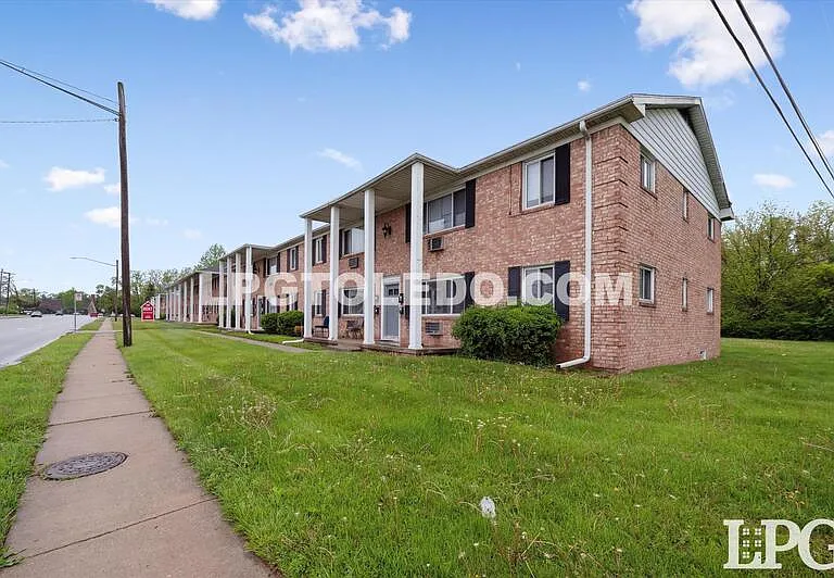 3310 Arlington Ave #8 — Photo 2
