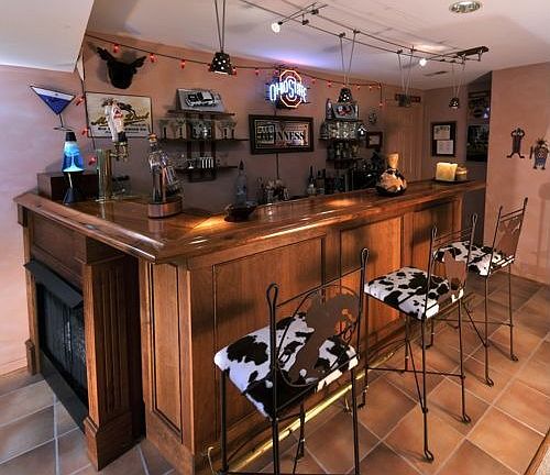 Finished basement with wet bar