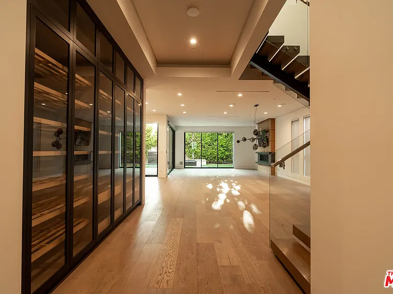 829 N Ogden Dr — Photo 2