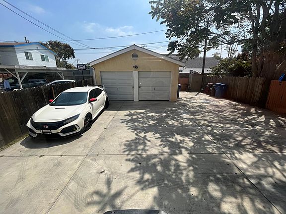 5th image of 11026 Stanford Ave #11026