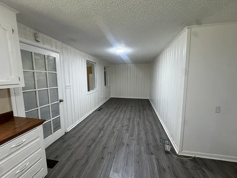 1084 Forbes Ln — Photo 7