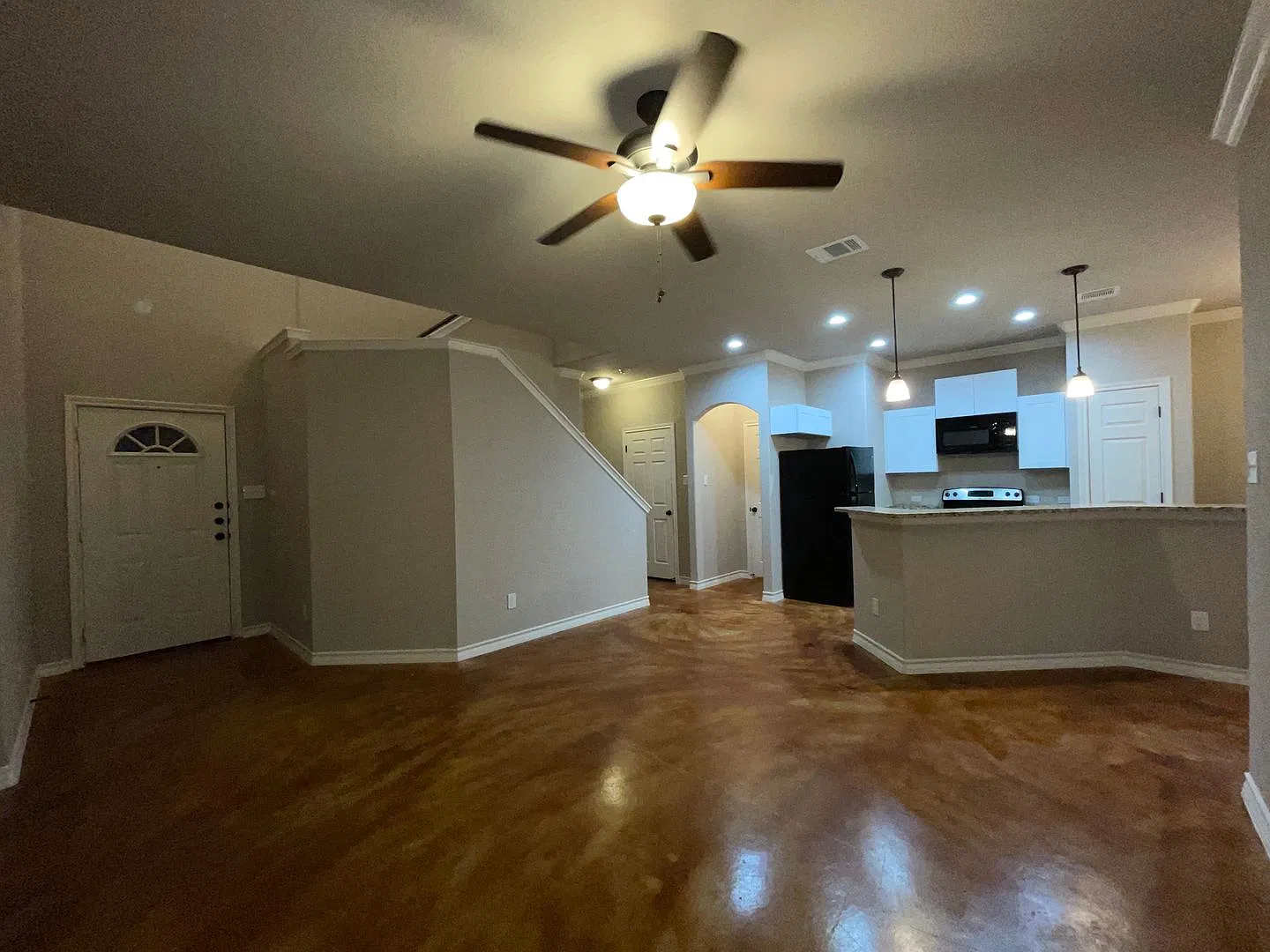 Move In Special Town Home For Rent — Photo 2