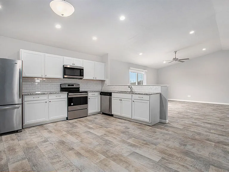 16573 Charles Town Dr — Photo 2