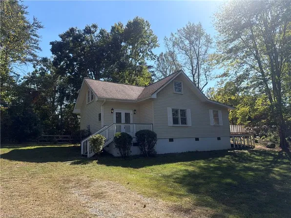 8912 Blue Hill Dr, Belews Creek, NC 27009