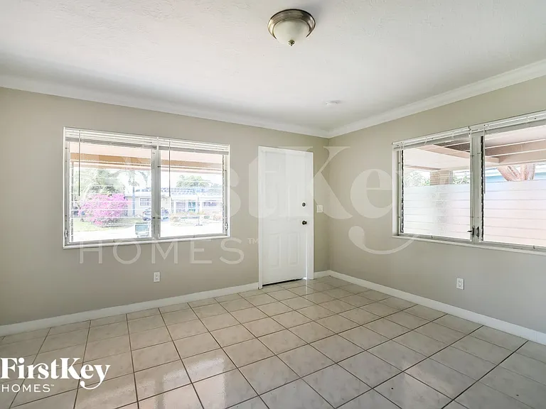 4810 NE 8th Ave — Photo 4
