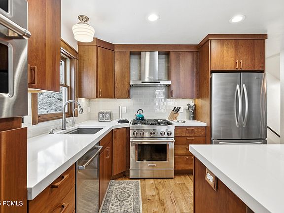 5th image of 136 Daly Ave