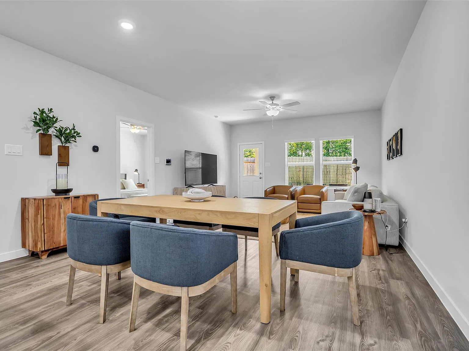 5 bed, 3.0 bath, 2488 sqft, $2,400 — Photo 3