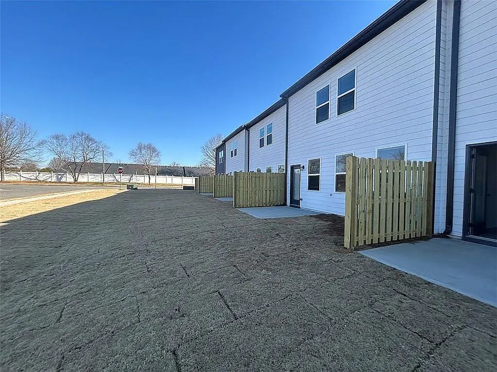 3 bed, 2.5 bath, 1400 sqft, $1,750 — Photo 4