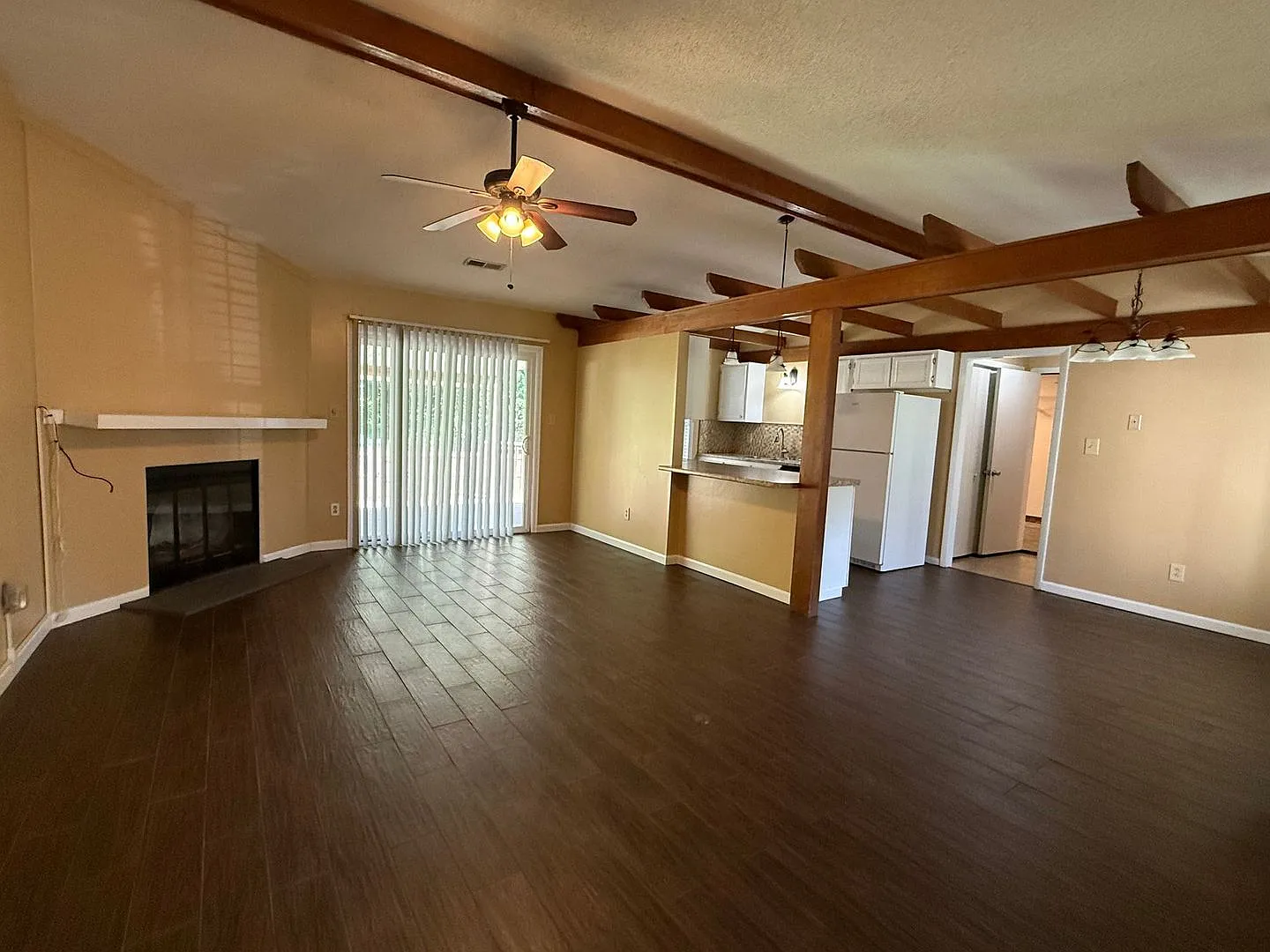 3 bedroom, 2 bath House — Photo 2