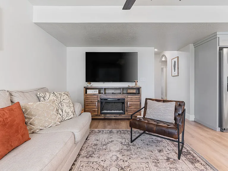 231 W Seasons Ln — Photo 21