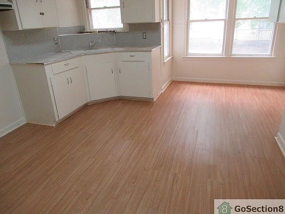4th image of 122 Channing Ave