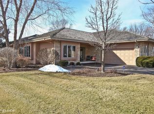 1208 E Sweetbriar Ln, Hartland, WI 53029