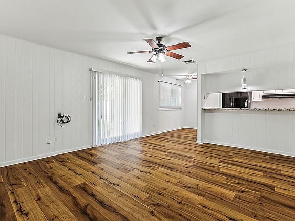 4th image of 2444 Somerset Dr
