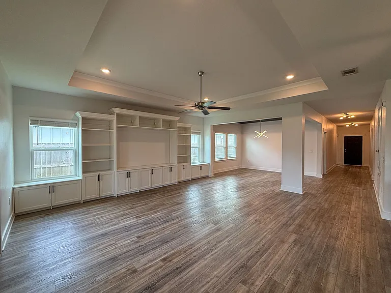 6169 Jenks Dr — Photo 2