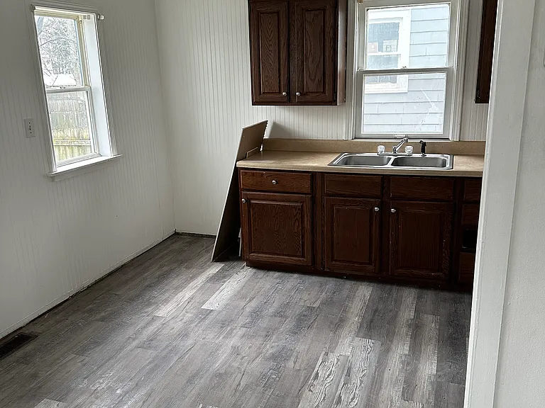 221 Cleveland St — Photo 7