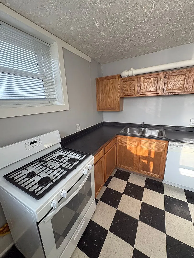 Monticello Apartments (520 S. 31st St.) — Photo 3