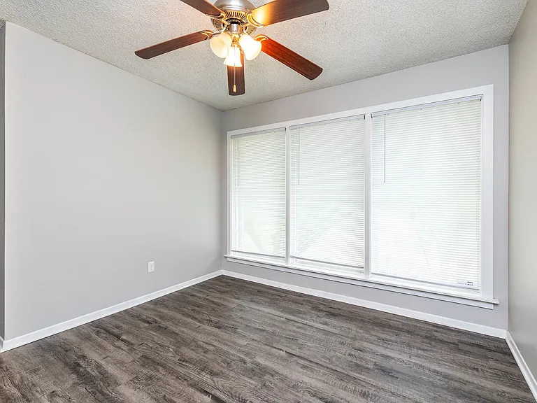 Emerald Hills Apartments — Photo 10