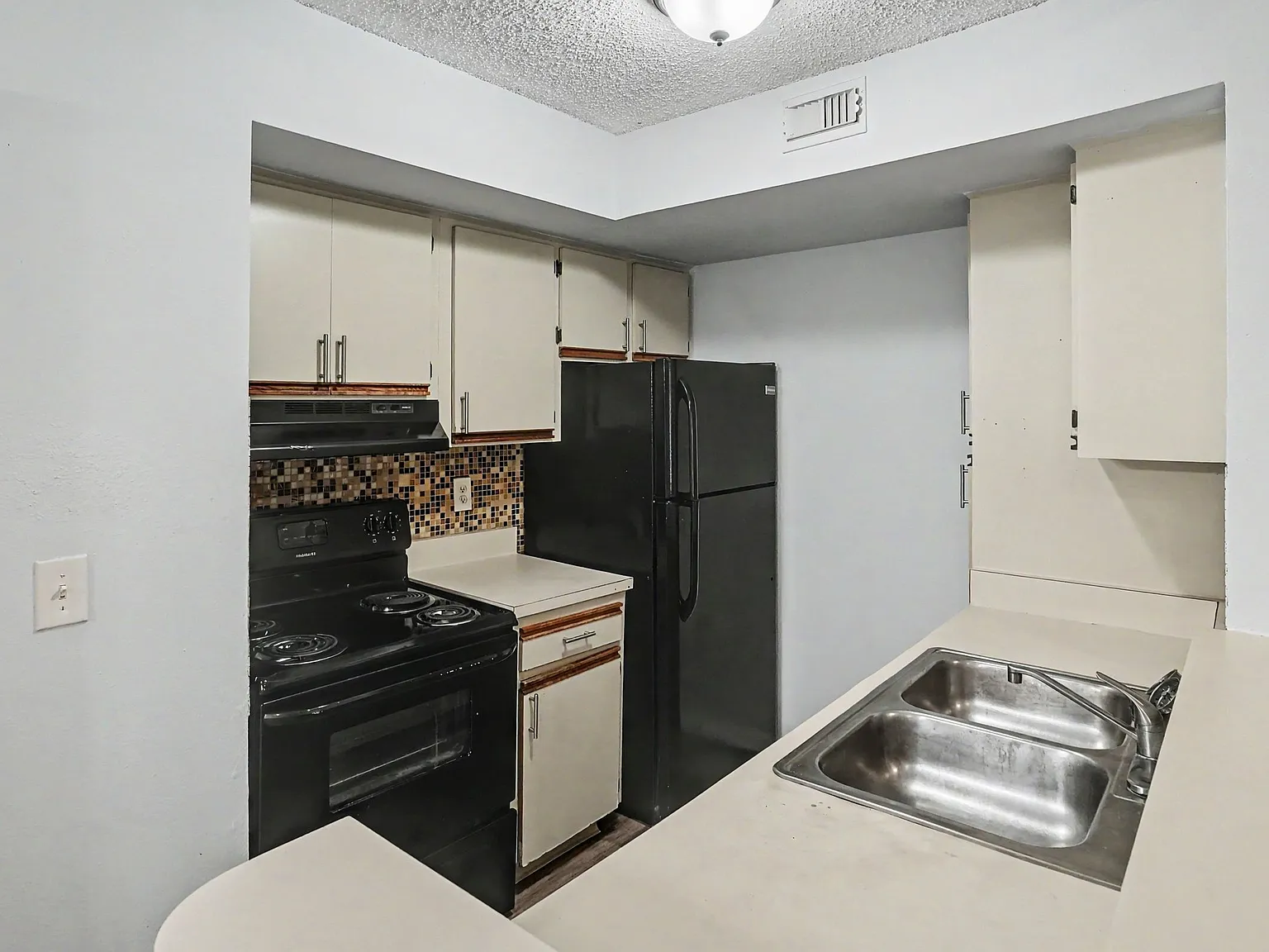 2 bed, 932 sqft, $1,565 — Photo 3