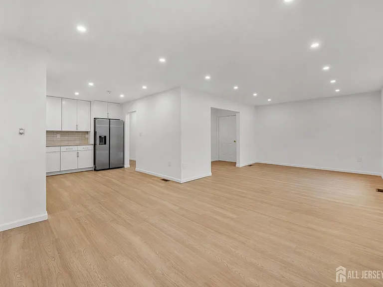 29 Hillsborough Dr — Photo 4