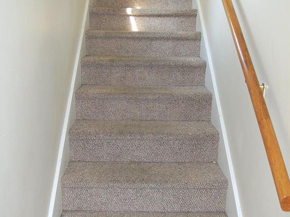 STAIRWAY TO BEDROOMS