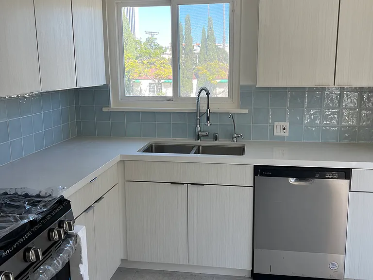 San Vicente Apartments — Photo 8