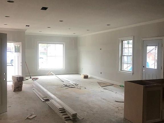 4th image of 309 Julianne St