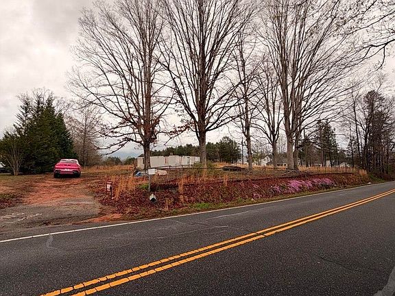 3rd image of 1620 Sugar Ridge Rd