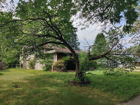 3rd image of 525 Edgebrook Dr