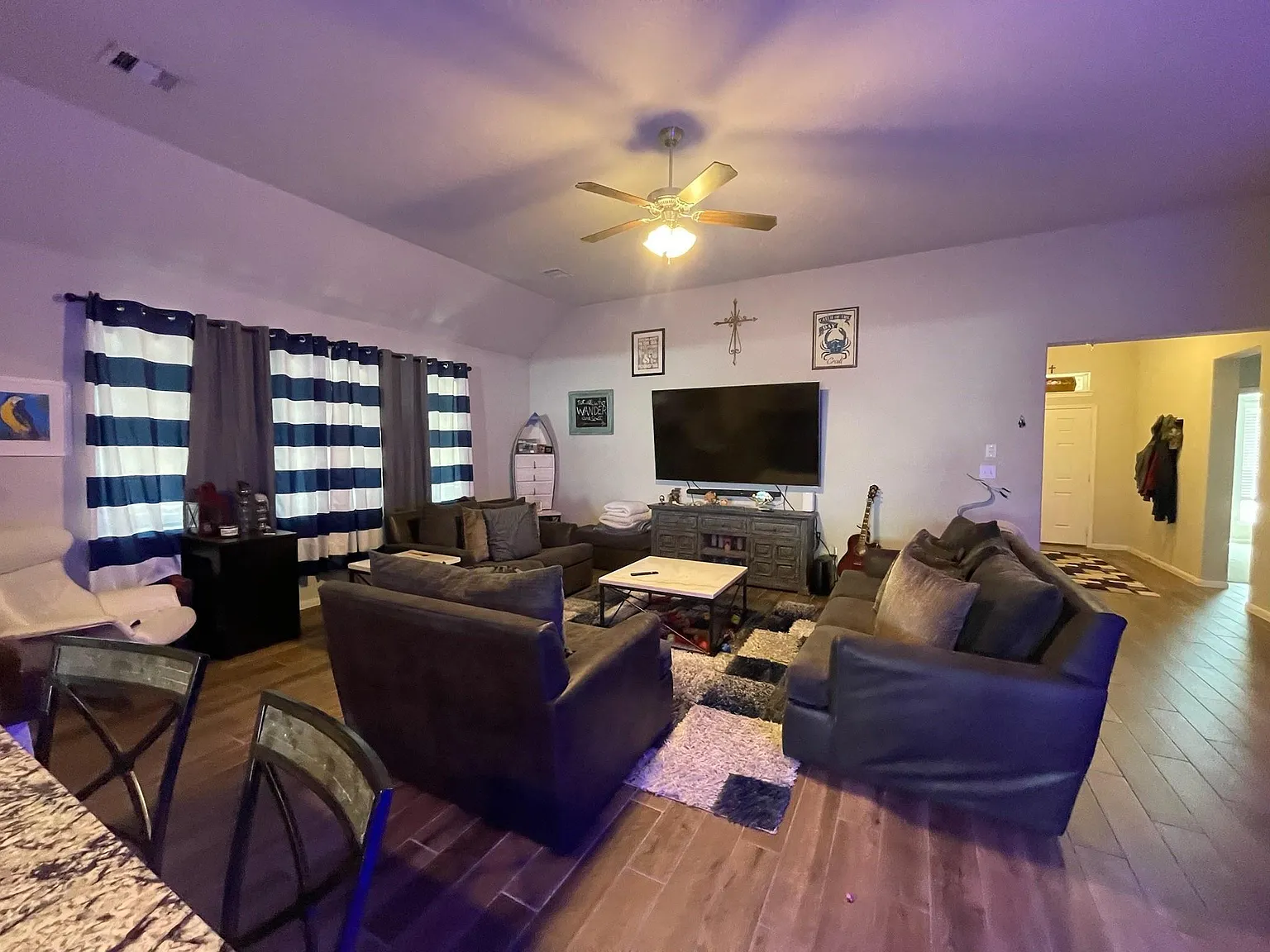 4 bed, 2.0 bath, 2044 sqft, $2,600 — Photo 4
