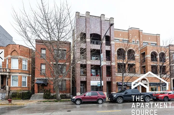 Building Photo - 1136 W Diversey Pkwy #2