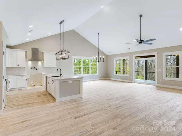 16 Dusky Ct, Hendersonville, NC 28739