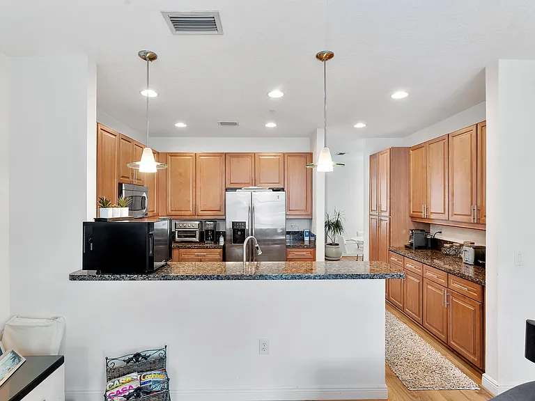 638 NW 38th Cir — Photo 31