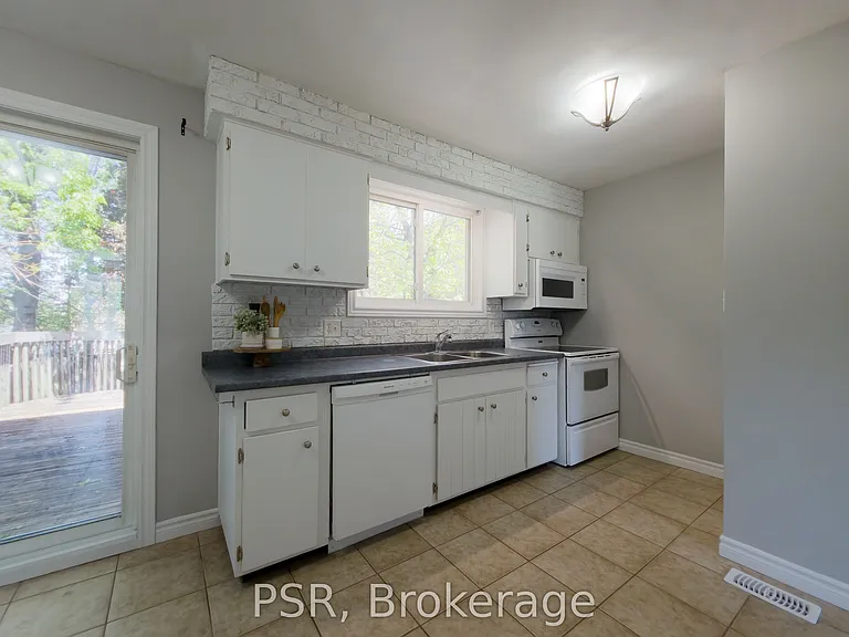 11 Elmsdale Dr — Photo 6