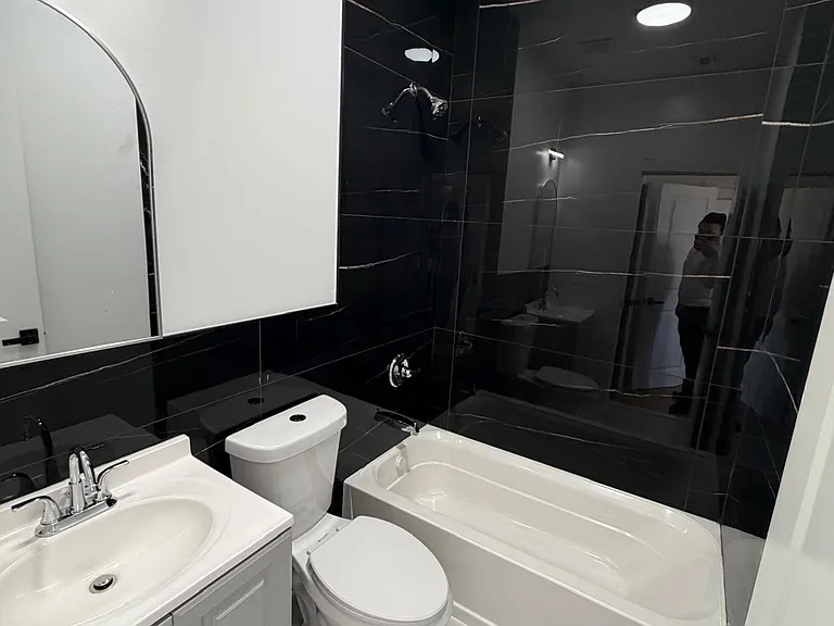 181 Woodside Ave #2F — Photo 6